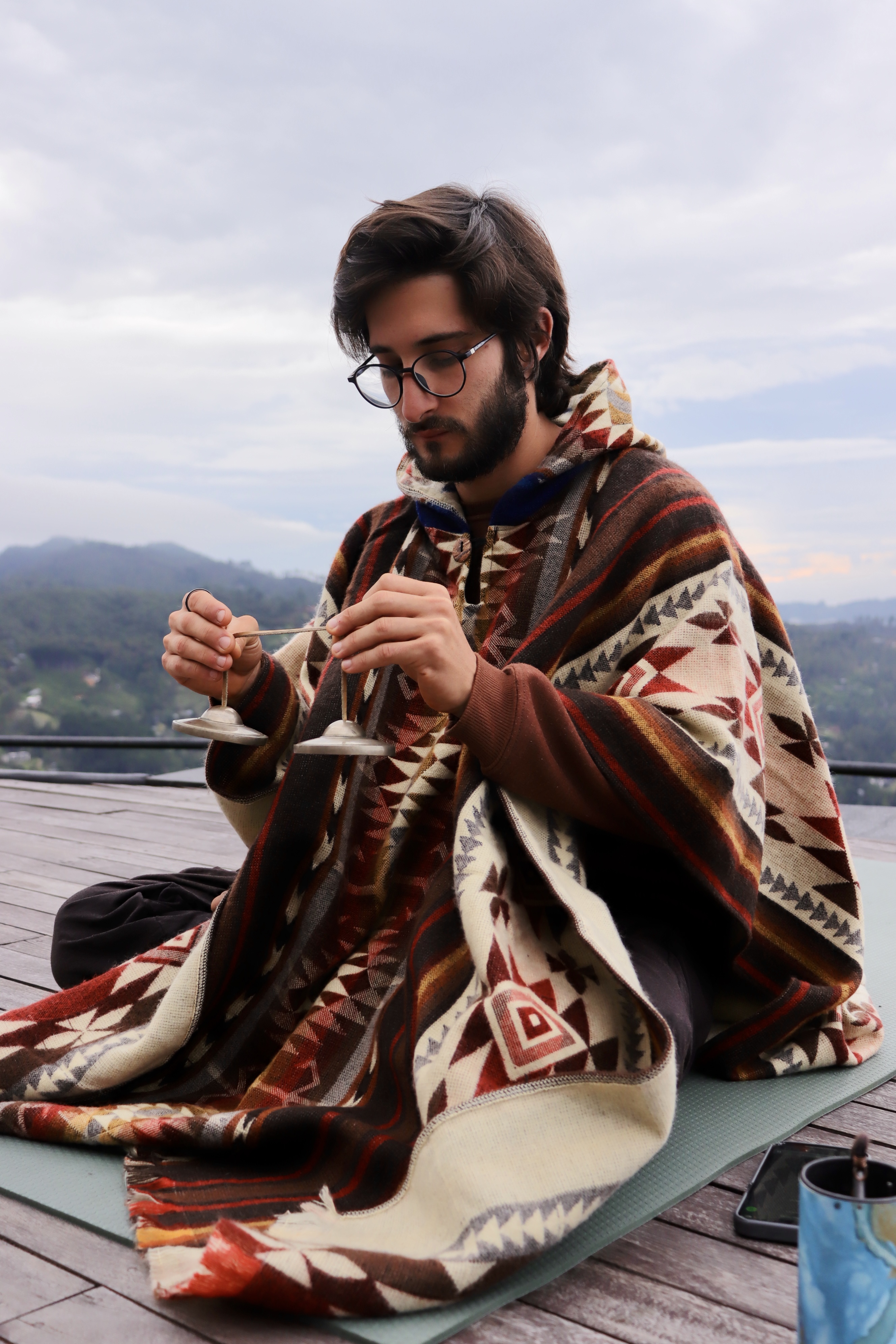 Tincho en práctica de meditación, rodeado de naturaleza